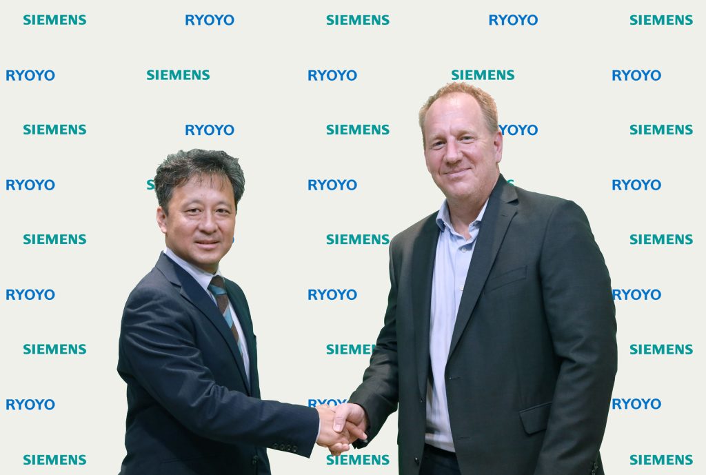シーメンス株式会社 専務執行役員デジタルインダストリーズ　ヘッド　トビアス・ラング氏（写真右）
菱洋エレクトロ ソリューション事業本部 執行役員事業本部長 青木良行（写真左）